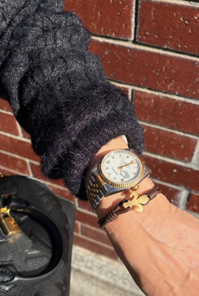 時計はロレックス、ブレスレットはHUMILIS