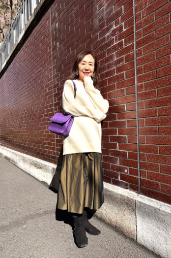 【60代お手本スナップ】「ボッテガ・ヴェネタ」のパープルバッグを差し色に！ベーシックカラーコーデは異素材合わせで着映える！