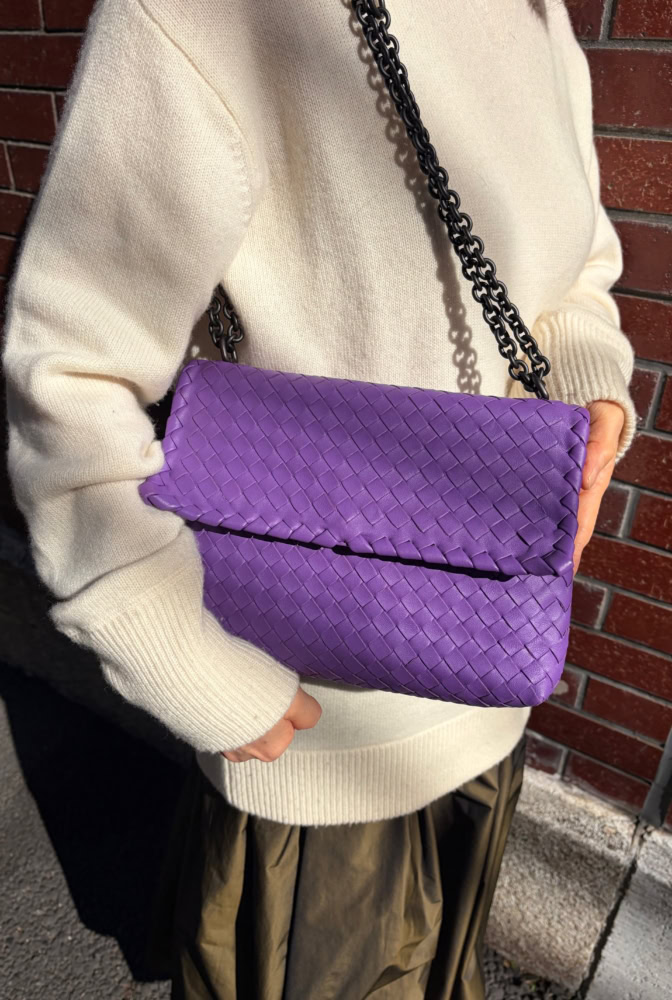 バッグは「Bottega Veneta」