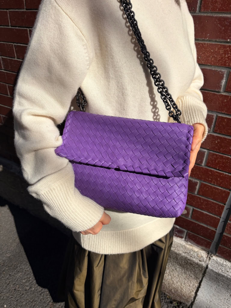 バッグは「Bottega Veneta」