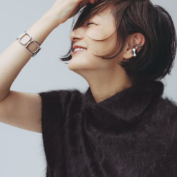 イヤカフ 上〈シルバー×ダイヤモンド〉¥78,300、イヤカフ 下〈シルバー〉¥40,400、リング〈シルバー〉¥63,900、ブレスレット〈シルバー〉¥207,900／すべてトムウッド（トムウッド 青山店）、ニット ¥104,500／ブラミンク（ブラミンク トーキョー）