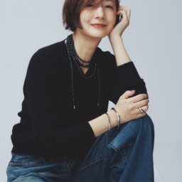 ラリエット〈178㎝ シルバー×ラルビカイト〉¥303,900、ネックレス〈約46㎝ シルバー×ラルビカイト〉¥100,700、リング〈シルバー〉¥50,500、ブレスレット 上〈シルバー〉¥135,900、ブレスレット 下〈シルバー〉¥119,900／すべてトムウッド（トムウッド 青山店）、ニット ¥38,500 ／スローン（ザ ショップ スローン 神戸）、デニム ¥39,600／リーバイス® ブルータブTM（リーバイ・ストラウス ジャパン）