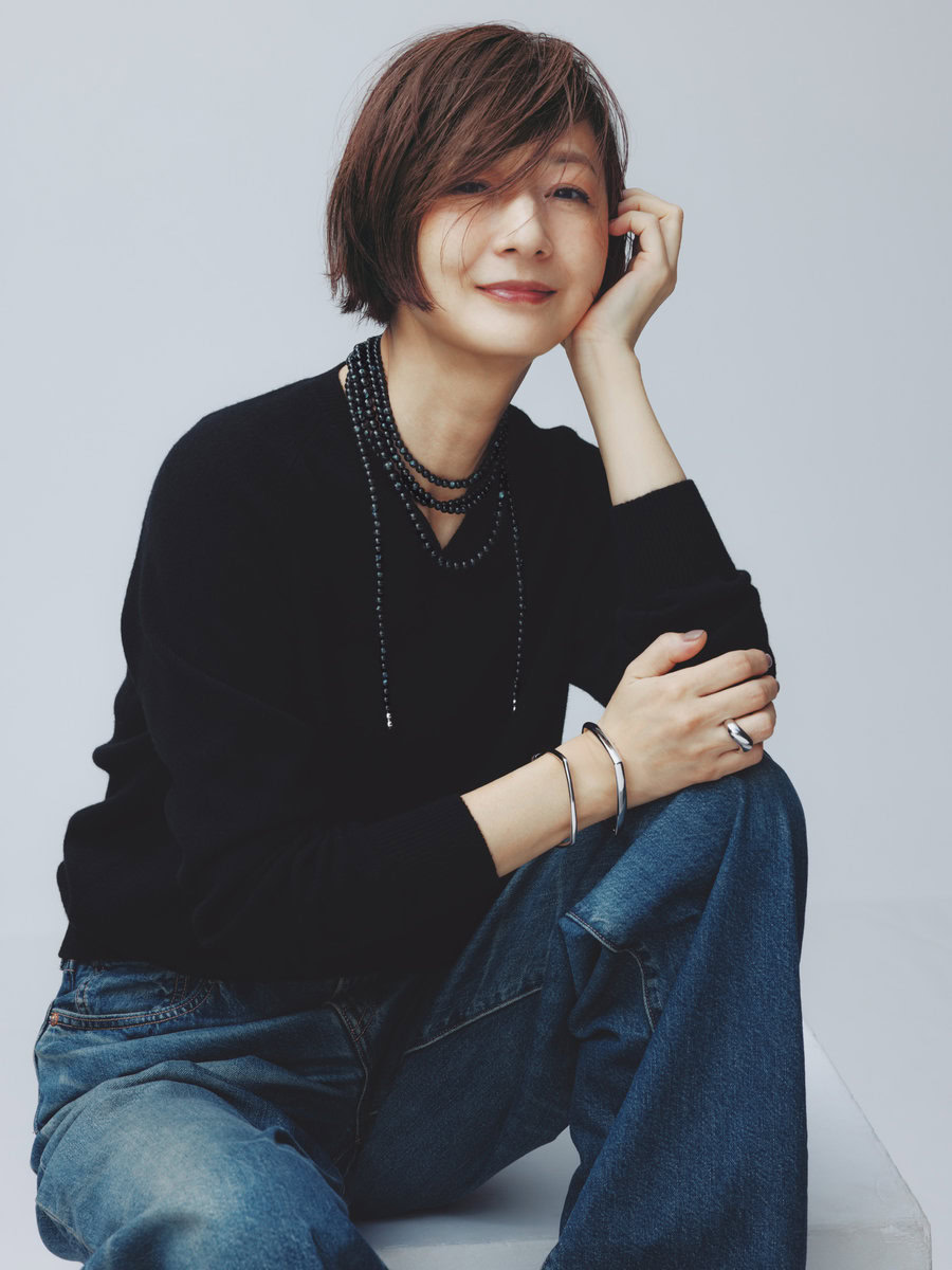 ラリエット〈178㎝ シルバー×ラルビカイト〉¥303,900、ネックレス〈約46㎝ シルバー×ラルビカイト〉¥100,700、リング〈シルバー〉¥50,500、ブレスレット 上〈シルバー〉¥135,900、ブレスレット 下〈シルバー〉¥119,900／すべてトムウッド（トムウッド 青山店）、ニット ¥38,500 ／スローン（ザ ショップ スローン 神戸）、デニム ¥39,600／リーバイス® ブルータブTM（リーバイ・ストラウス ジャパン）