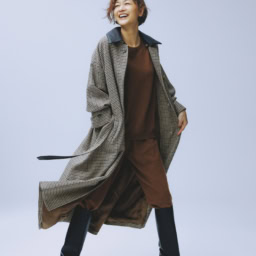 コート¥385,000 ／マッキントッシュ（マッキントッシュ 六本木ヒルズ店）、ニット¥74,800 、パンツ¥74,800 ／ともにリア（エリオポール代官山）、ブーツ¥110,000／ネブローニ