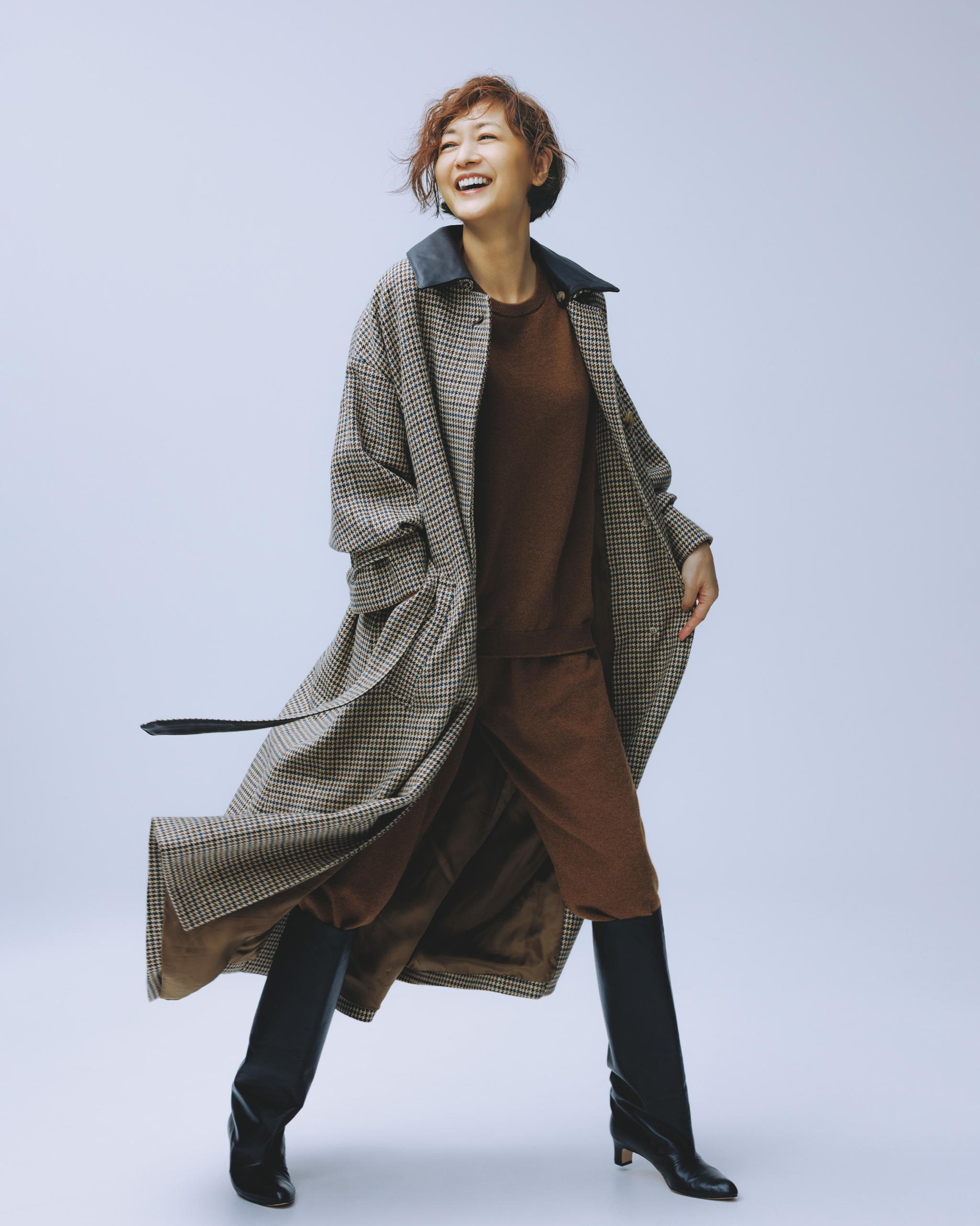 コート¥385,000 ／マッキントッシュ（マッキントッシュ 六本木ヒルズ店）、ニット¥74,800 、パンツ¥74,800 ／ともにリア（エリオポール代官山）、ブーツ¥110,000／ネブローニ