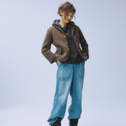 ジャケット¥264,000、フーディ¥61,600、デニム¥71,500／すべてマディソンブルー、ブーツ¥49,500／ペリーコ サニー（アマン）