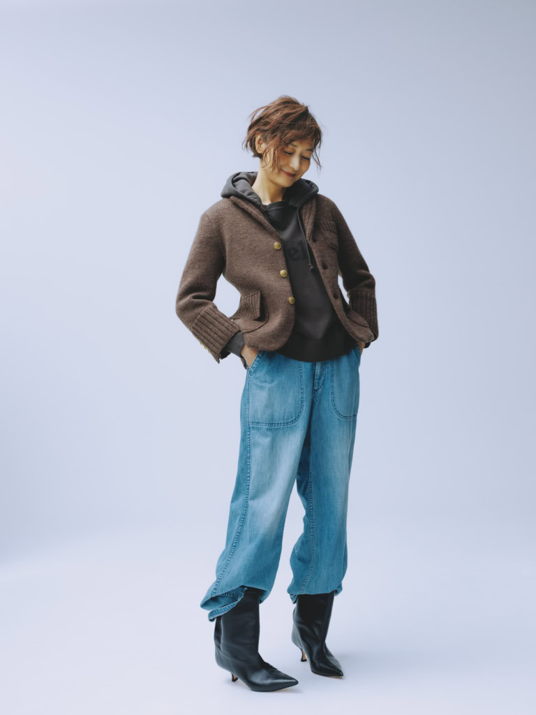 ジャケット¥264,000、フーディ¥61,600、デニム¥71,500/すべてマディソンブルー、ブーツ¥49,500/ペリーコ サニー(アマン)