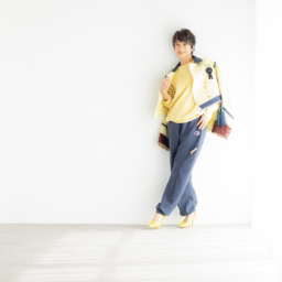 ジャケット¥242,000／アンダーカバー、トップス¥50,600、パンツ¥44,000／ともにUNDERCOVER×CHAMPION（アンダーカバー）、靴¥99,000／アンダーカバー、ピアス¥528,000、リング（大）¥468,000、リング（小）¥413,000／すべてA collection