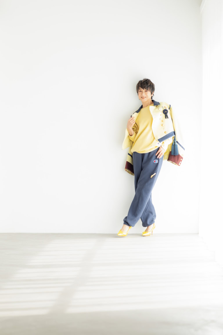 ジャケット¥242,000／アンダーカバー、トップス¥50,600、パンツ¥44,000／ともにUNDERCOVER×CHAMPION（アンダーカバー）、靴¥99,000／アンダーカバー、ピアス¥528,000、リング（大）¥468,000、リング（小）¥413,000／すべてA collection