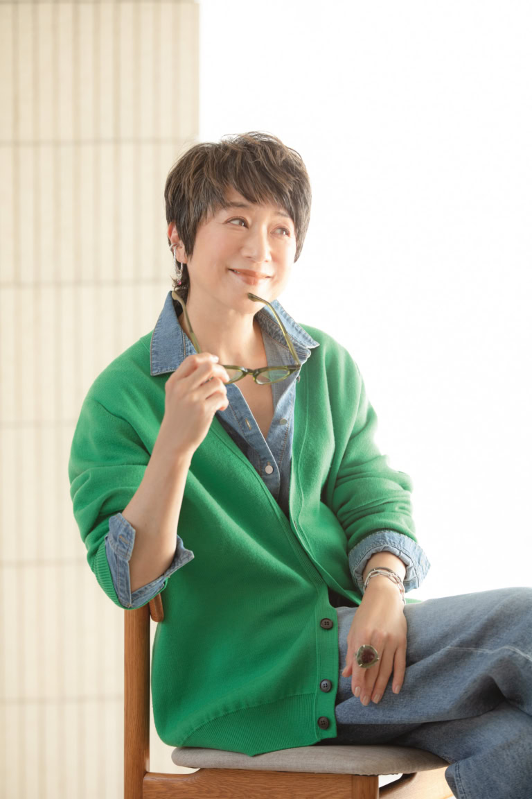 カーディガン¥39,600/スローン(ザ ショップ スローン 神戸)、デニム¥31,900/ヤヌーク( カイタックインターナショナル)、メガネ¥42,900/アイヴァン( アイヴァン東京ギャラリー)、イヤーカフ¥49,500、チャーム¥38,500、チェーンブレスレット(大)¥198,000、チェーンブレスレット(小)¥187,000、リング¥1,870,000/すべてボン マジック、シャツ/スタイリスト私物