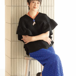 ニット¥50,600、ニットスカート¥39,600／ともにNAKAGAMI、靴¥70,400／トリッペン（トリッペン原宿店）、ネックレス¥1,320,000／ボン マジック