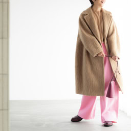 コート¥198,000、ニット¥64,900、パンツ¥37,400／すべてジェイドット（ジェイドット自由が丘八雲店）、バッグ¥24,200、靴¥35,200／ともにEcco（エコーカスタマーサービス）、ピアス¥1,650,000／A collection