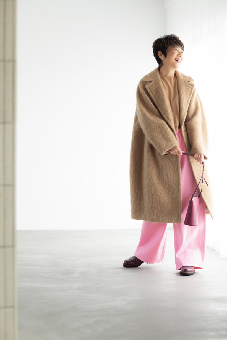 コート¥198,000、ニット¥64,900、パンツ¥37,400／すべてジェイドット（ジェイドット自由が丘八雲店）、バッグ¥24,200、靴¥35,200／ともにEcco（エコーカスタマーサービス）、ピアス¥1,650,000／A collection