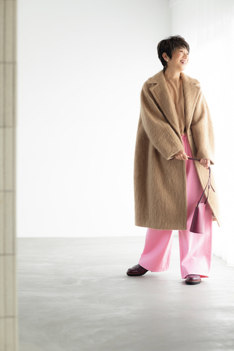 コート¥198,000、ニット¥64,900、パンツ¥37,400／すべてジェイドット（ジェイドット自由が丘八雲店）、バッグ¥24,200、靴¥35,200／ともにEcco（エコーカスタマーサービス）、ピアス¥1,650,000／A collection