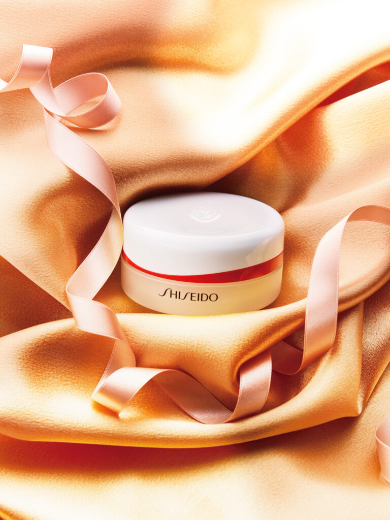 SHISEIDO エッセンス スキンセッティングパウダー全2種（写真は01グロウ） ７g ￥5,500
