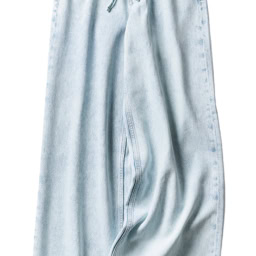 1990年代ファッションの流行で注目されているアイスウォッシュデニム。色ムラがあるウエストリボンでカジュアルな雰囲気に。デニムパンツ¥11,900／ギャップ