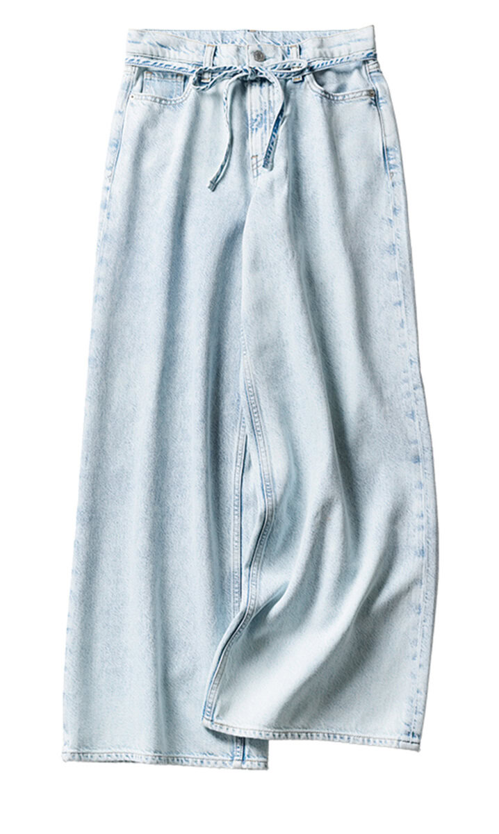 1990年代ファッションの流行で注目されているアイスウォッシュデニム。色ムラがあるウエストリボンでカジュアルな雰囲気に。デニムパンツ¥11,900/ギャップ