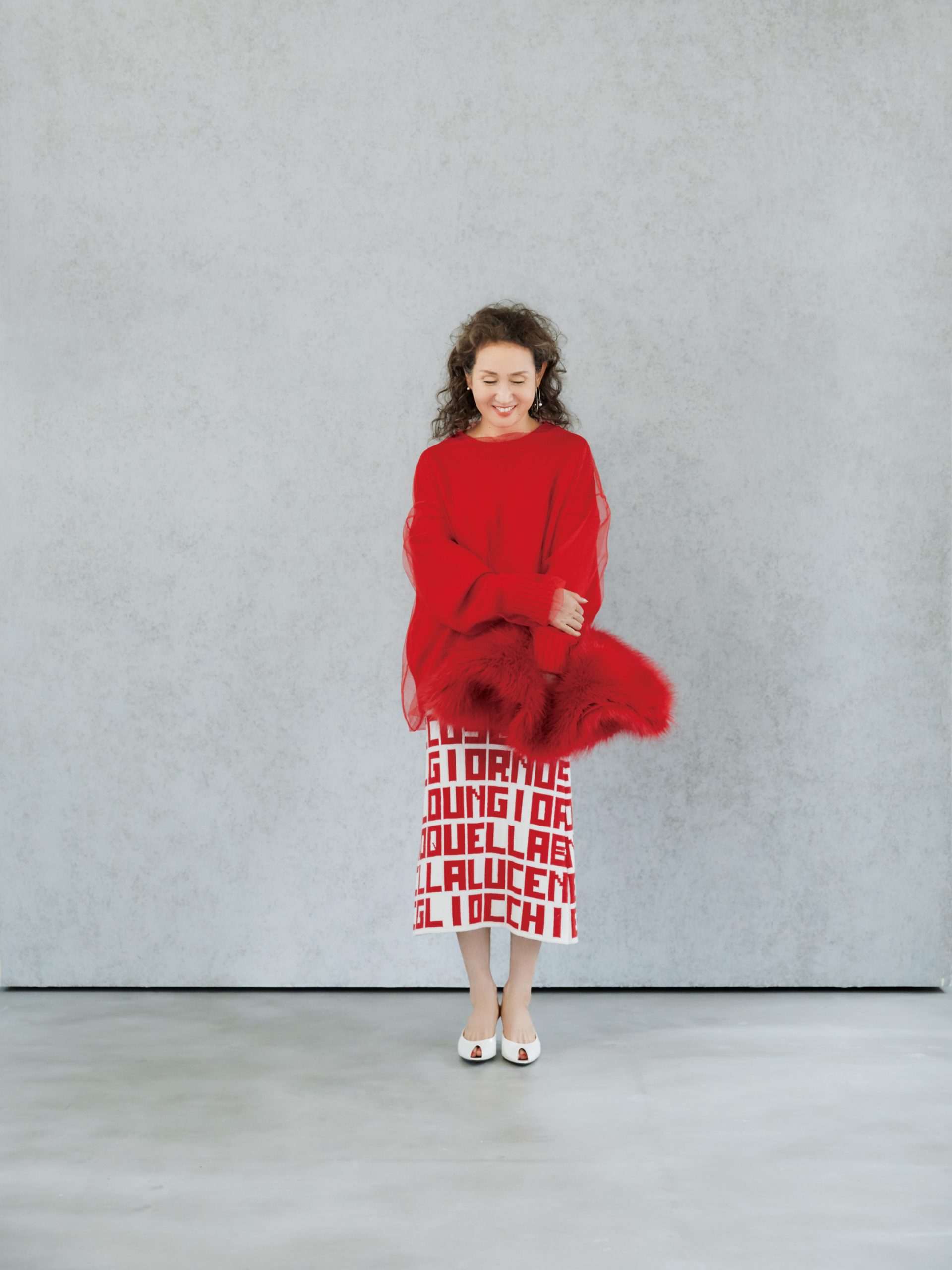 【60代ファッション】ホリデーシーズンのおしゃれにぴったり！ 人気スタイリスト・坂本久仁子さんが提案するレッドカラーコーデ2選