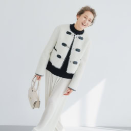 ブルゾン¥132,000／エルマンノ フィレンツェ、ニット¥132,000／ジェントリーポルトフィーノ（ともにウールン商会）、プリーツパンツ¥42,900／ロゥタス（ロゥタスカスタマーサービス）、ピアス（右）¥82,500、（左耳）¥62,700／ともにヒロタカ（ヒロタカ 表参道ヒルズ）、バッグ¥546,700 ／モワナ（モワナ 伊勢丹新宿店）、シューズ¥135,300／トッズ（トッズ・ジャパン）