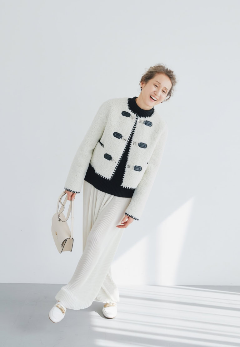 ブルゾン¥132,000/エルマンノ フィレンツェ、ニット¥132,000/ジェントリーポルトフィーノ(ともにウールン商会)、プリーツパンツ¥42,900/ロゥタス(ロゥタスカスタマーサービス)、ピアス(右)¥82,500、(左耳)¥62,700/ともにヒロタカ(ヒロタカ 表参道ヒルズ)、バッグ¥546,700 /モワナ(モワナ 伊勢丹新宿店)、シューズ¥135,300/トッズ(トッズ・ジャパン)