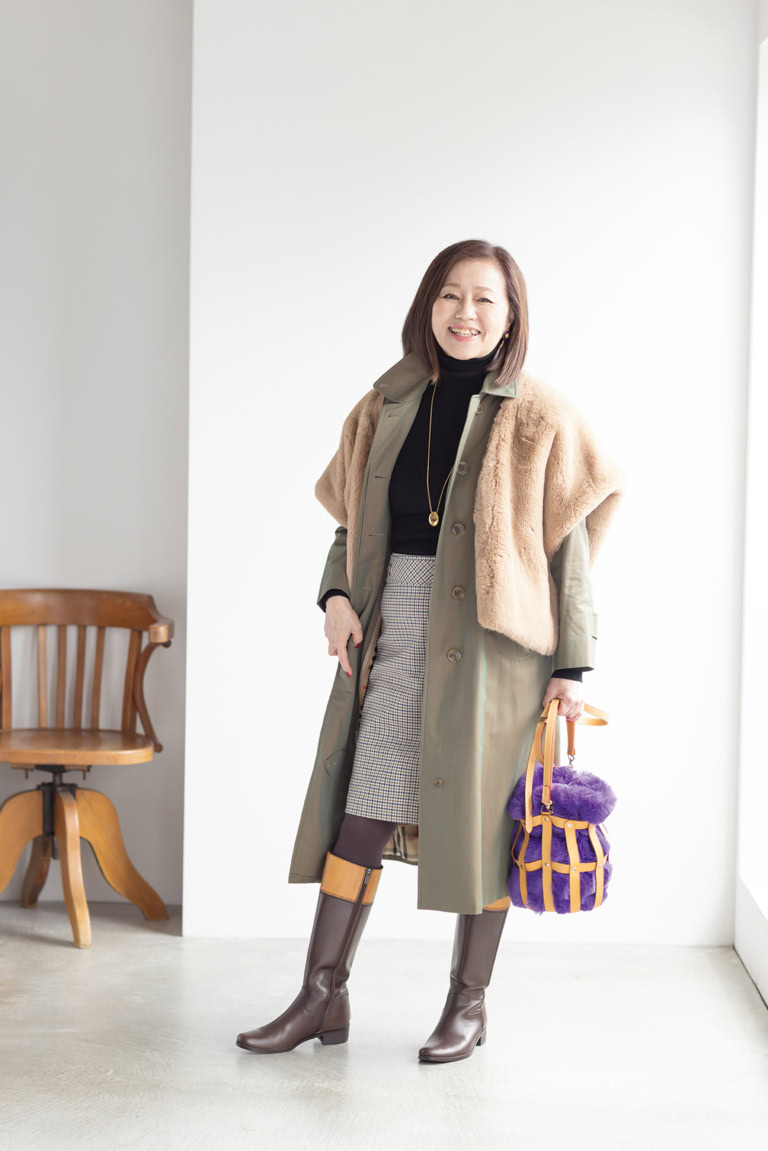 ファーベスト/プロヴォーク、コート/娘のお下がりの古着のバーバリー、タートルネックニット/無印良品、スカート/H&M、ピアス/自身のハンドメイド、ネックレス/シーイン、バッグ/クラウディ、タイツ/ノーブランド、ブーツ/リーガル(すべて私物)