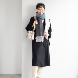 コート／マックスマーラ、タートルネックニット／ラス、パンツ／ユニクロ、ピアス／マンゴ、マフラー／田中久、ネックレス／ザラ、ベルト／ネット通販で購入、リング（左手）／宝飾店で購入、リング（右手）／アノー、バッグ／マイケル・コース、ブーツ／ジーユー（すべて私物）