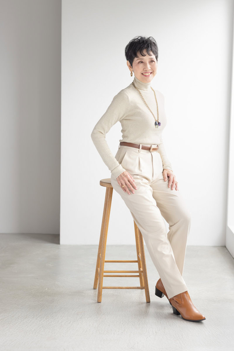 コートを脱ぐと……