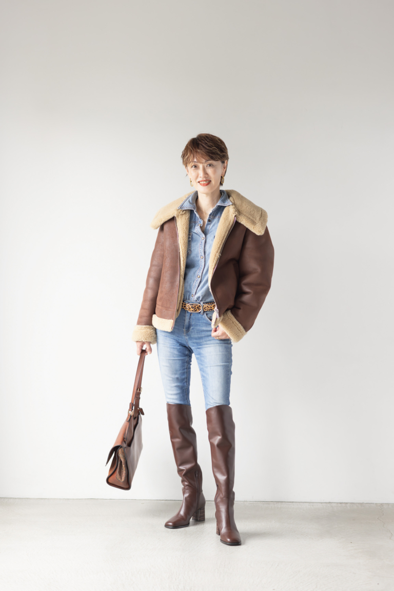 ジャケット／マンゴ、シャツ／アールジーン、パンツ、ベルト／ともにザラ、ピアス／セリーナ、ネックレス／サオリ、時計／ヴィヴォ、リング／カルティエ、ピンキーリング／4℃、バッグ／エトロ、ブーツ／モード・エ・ジャコモ（すべて私物）