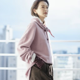 カシミアニットセーター¥88,000 カシミア三角形ストール¥27,500／ともにエクストリーム カシミア（エスケーパーズ オンライン）、中に着たコットンシルクのシャツ¥77,000 ／ブラミンク（ブラミンクトーキョー）、ヘリンボーンワイドパンツ¥39,600／エモエレ（アダム エ ロペ）、イエローゴールドフリンジピア¥264,000 ／トーカティブ（トーカティブ 表参道）、手袋／スタイリスト私物