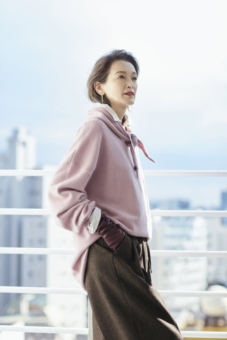 カシミアニットセーター¥88,000 カシミア三角形ストール¥27,500/ともにエクストリーム カシミア(エスケーパーズ オンライン)、中に着たコットンシルクのシャツ¥77,000 /ブラミンク(ブラミンクトーキョー)、ヘリンボーンワイドパンツ¥39,600/エモエレ(アダム エ ロペ)、イエローゴールドフリンジピア¥264,000 /トーカティブ(トーカティブ 表参道)、手袋/スタイリスト私物