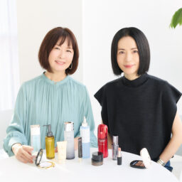 美容ジャーナリスト・倉田真由美さん（左）とエディター、ライター・松本千登世さん