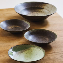 滋賀県信楽で作陶している清岡幸道（きよおかこうどう）さんの器。