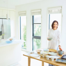 ブラウス¥58,300、パンツ¥53,900／ともにエブール（リトルリーグ インク）、イヤリング¥715,000、ブレスレット¥938,300／ともにTASAKI