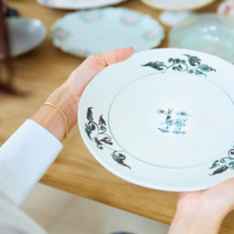 「エキゾチックな雰囲気がたまりません」という松本郁美さんの大皿は、最近、手に入れたばかり。どんな料理を盛ろうかワクワクしているそう。