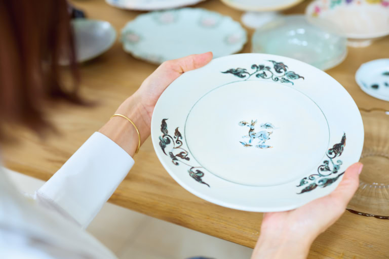 「エキゾチックな雰囲気がたまりません」という松本郁美さんの大皿は、最近、手に入れたばかり。どんな料理を盛ろうかワクワクしているそう。