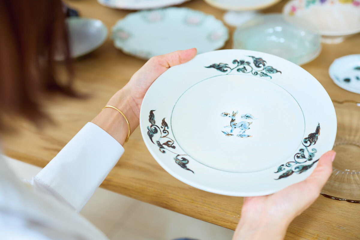 「エキゾチックな雰囲気がたまりません」という松本郁美さんの大皿は、最近、手に入れたばかり。どんな料理を盛ろうかワクワクしているそう。