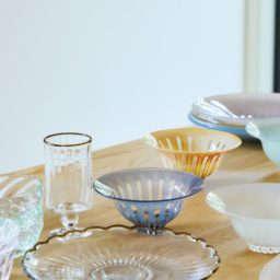 スモーキーな色合いの器はすべて花岡央（ひろい）さんの作品。「器店“千鳥”で出合い、絶妙な色合いにひと目惚れ。平皿や鉢、花器などいろいろと集めています」。キラキラ輝くガラスは食材をみずみずしく見せ、四季を問わず活躍しているそう。茶色の縁がしゃれた器は田井将博（たいまさひろ）さんの作品。「グラスは“カフェオレグラス”という名前で、確かにカフェオレがよく似合います」