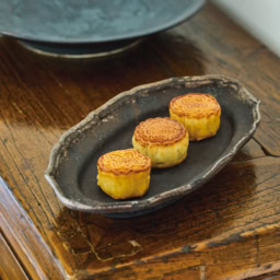 山本哲也さんの小皿は小菓子、漬物、薬味などオールマイティに活躍中。奥の皿は阿部春弥さんの作品で、長く大切にしているもの。