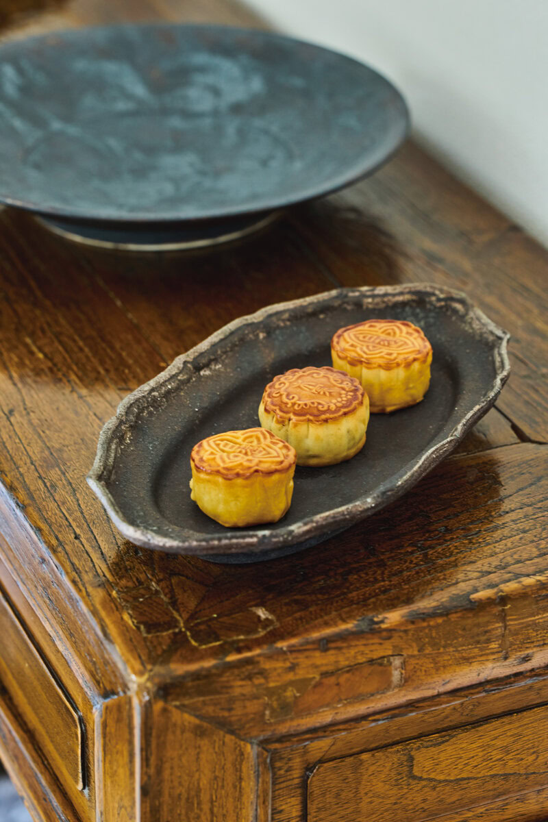 山本哲也さんの小皿は小菓子、漬物、薬味などオールマイティに活躍中。奥の皿は阿部春弥さんの作品で、長く大切にしているもの。