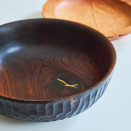 手前、臼杵春芳（うすきはるよし）さんの盛り鉢は料理教室の先生に勧められて手に入れたもの。「漆がふいてあるので、汚れを気にせず使えます。割れ目にあしらった金継ぎもいいなと思って」。奥の器は数年前に「暮らしのうつわ花田」で購入した作家物。