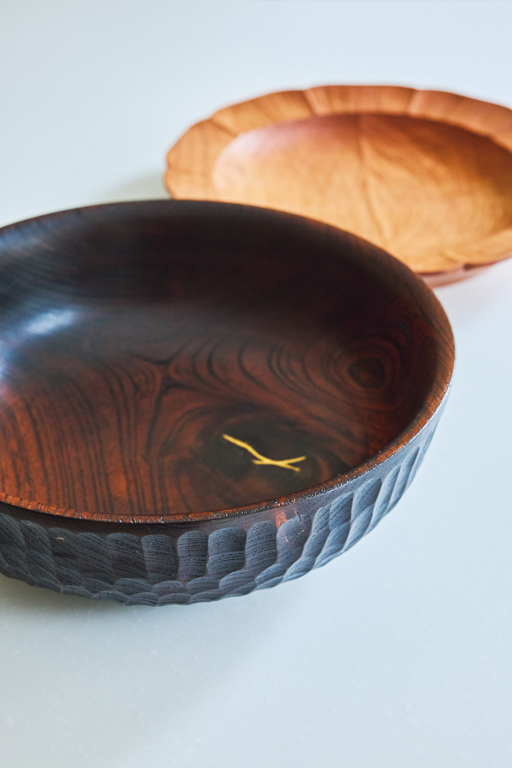 手前、臼杵春芳(うすきはるよし)さんの盛り鉢は料理教室の先生に勧められて手に入れたもの。「漆がふいてあるので、汚れを気にせず使えます。割れ目にあしらった金継ぎもいいなと思って」。奥の器は数年前に「暮らしのうつわ花田」で購入した作家物。