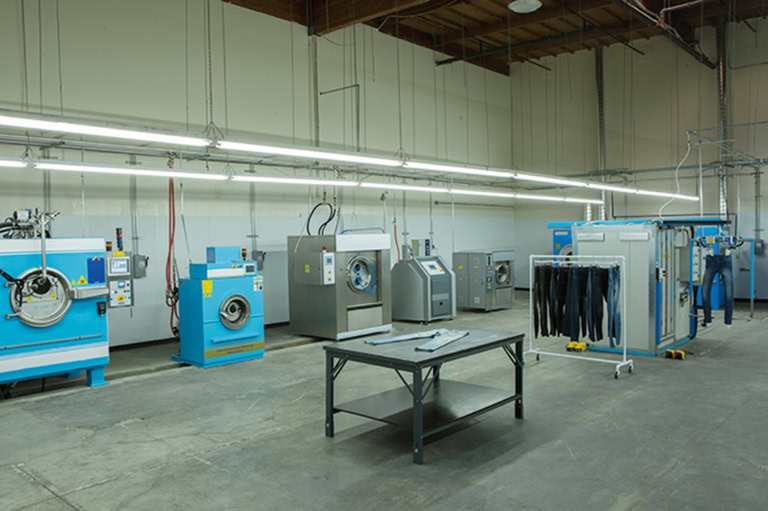 「ジーンズイノベーションセンター」の一角。最先端の情報と設備を用いて、最高のジーンズを生み出す研究、開発が行われています。