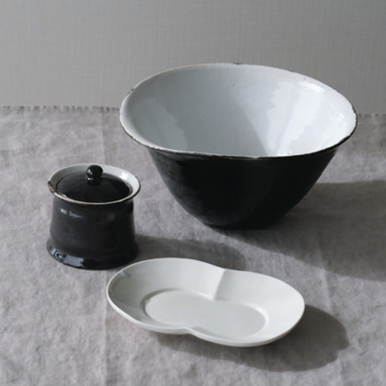 モノトーンの色使いがモダンな三浦ナオコさんの器をはじめ、料理映えする器がずらり。今後が期待できる若手作家の作品も多い。