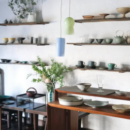 「お気に入りの器を使って、日々を楽しく」をコンセプトに約60人の作家の器を扱うお店。シンプルでコーディネートしやすいものから、食卓のアクセントになる個性的な器まで揃っています。「ご店主の目を通しているからか、店内の器同士はどれも相性がいい。10月に帰国した際もしっかり伺いました（笑）」