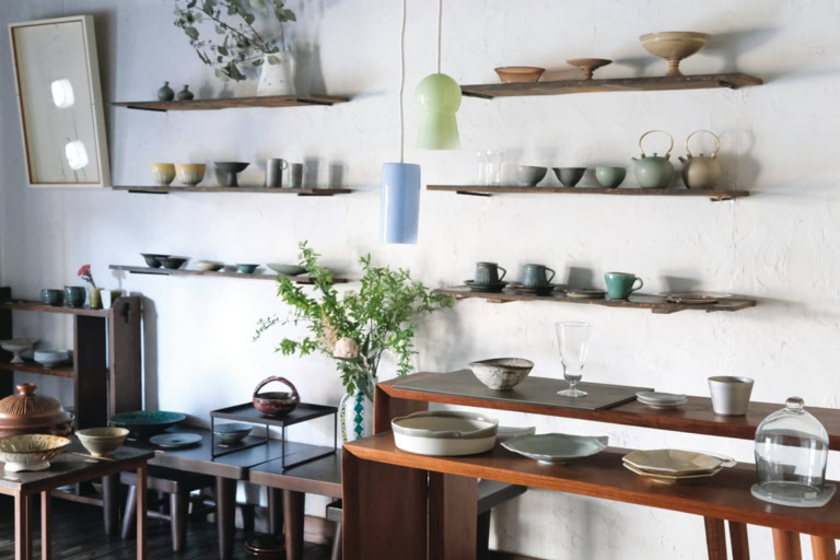 「お気に入りの器を使って、日々を楽しく」をコンセプトに約60人の作家の器を扱うお店。シンプルでコーディネートしやすいものから、食卓のアクセントになる個性的な器まで揃っています。「ご店主の目を通しているからか、店内の器同士はどれも相性がいい。10月に帰国した際もしっかり伺いました(笑)」