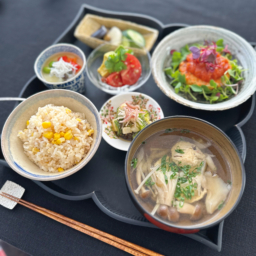 リサ家の「いつものごはん」に欠かせないのが、落合芝地（しばじ）さんのトレー。「コーディネートのまとめ役として秀逸！」写真提供／リサさん