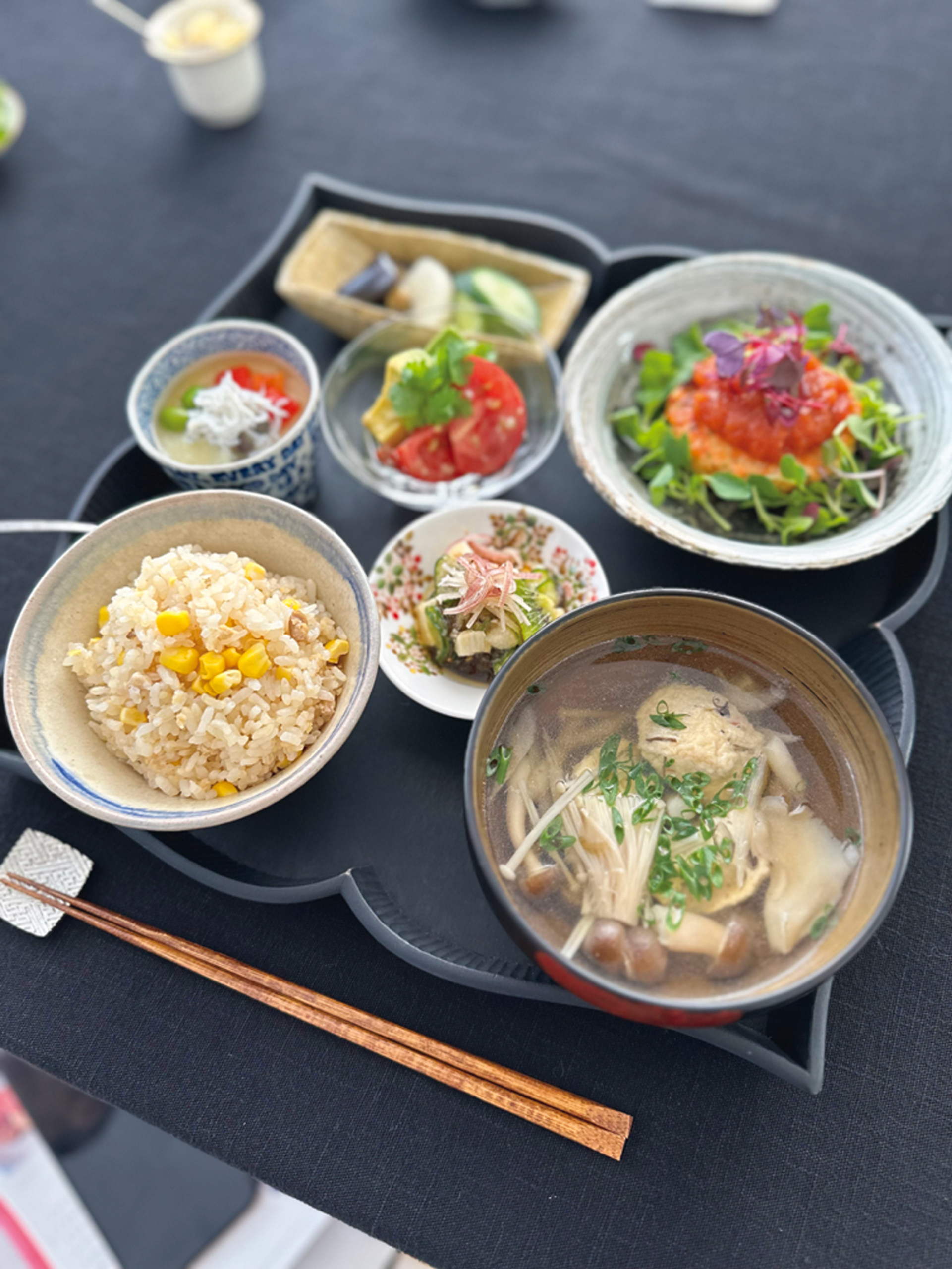 リサ家の「いつものごはん」に欠かせないのが、落合芝地(しばじ)さんのトレー。「コーディネートのまとめ役として秀逸!」写真提供/リサさん