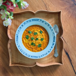 リサ家の「いつものごはん」に欠かせないのが、落合芝地（しばじ）さんのトレー。「コーディネートのまとめ役として秀逸！」写真提供／リサさん