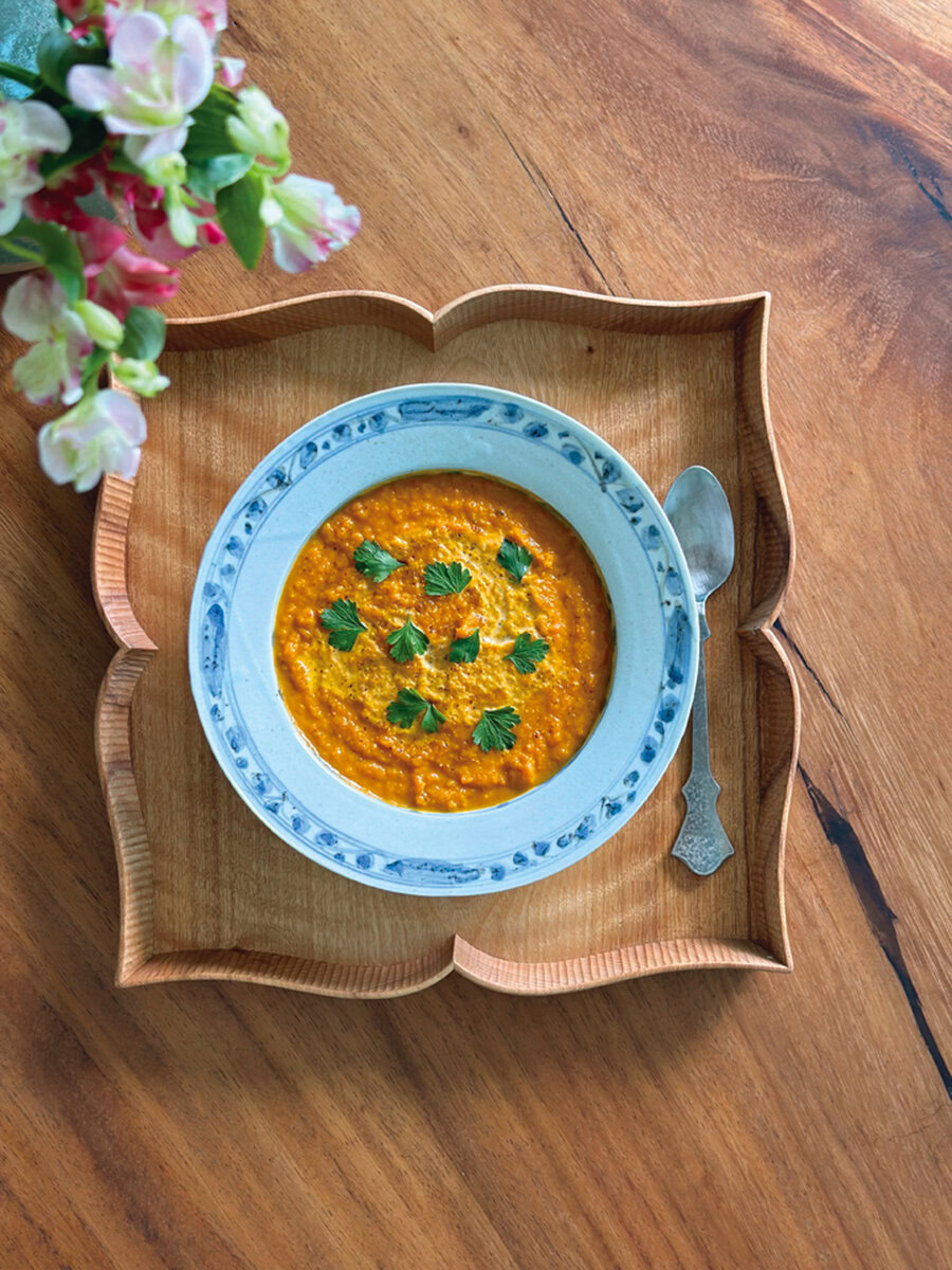 リサ家の「いつものごはん」に欠かせないのが、落合芝地(しばじ)さんのトレー。「コーディネートのまとめ役として秀逸!」写真提供/リサさん