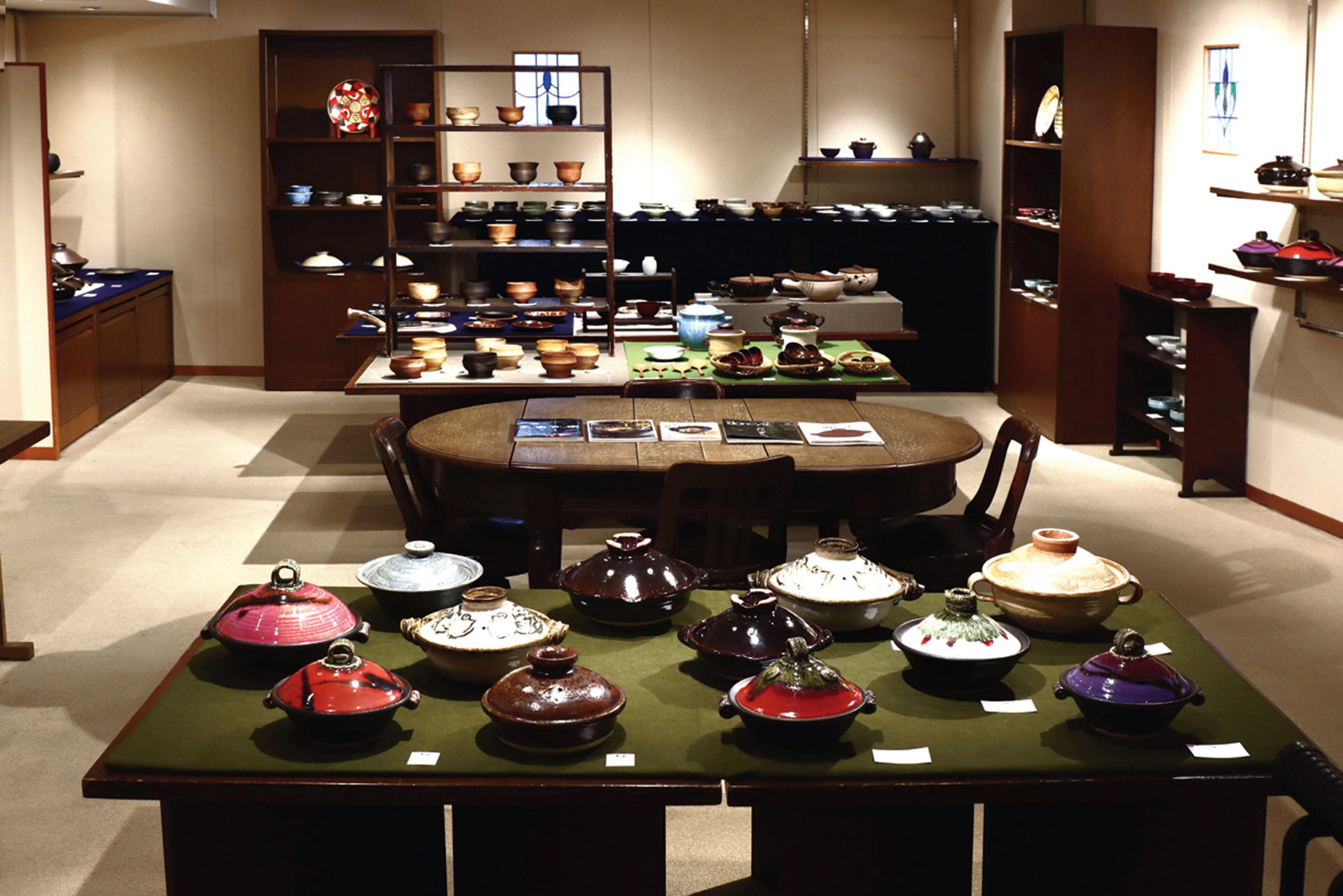 50年近い歴史を誇る器専門店。開店以来、400名にのぼる作家を紹介し、2階のギャラリーでは年20回ほど個展を開催しています。「絵付けのもので紹介した松本郁美さんの皿もこちらで買いました。WEBサイトも充実していて、遠方からでも購入できるのが嬉しい。買った器はマネージャーに預け、帰国のタイミングで受け取っています(笑)」